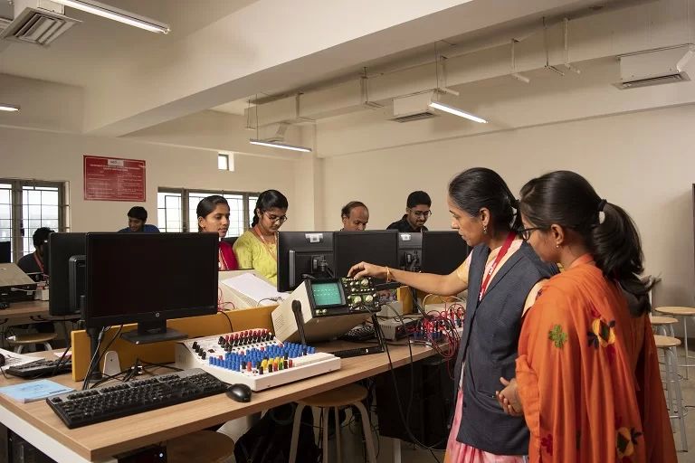 Computer Science Engineering Facilities Lab Img7